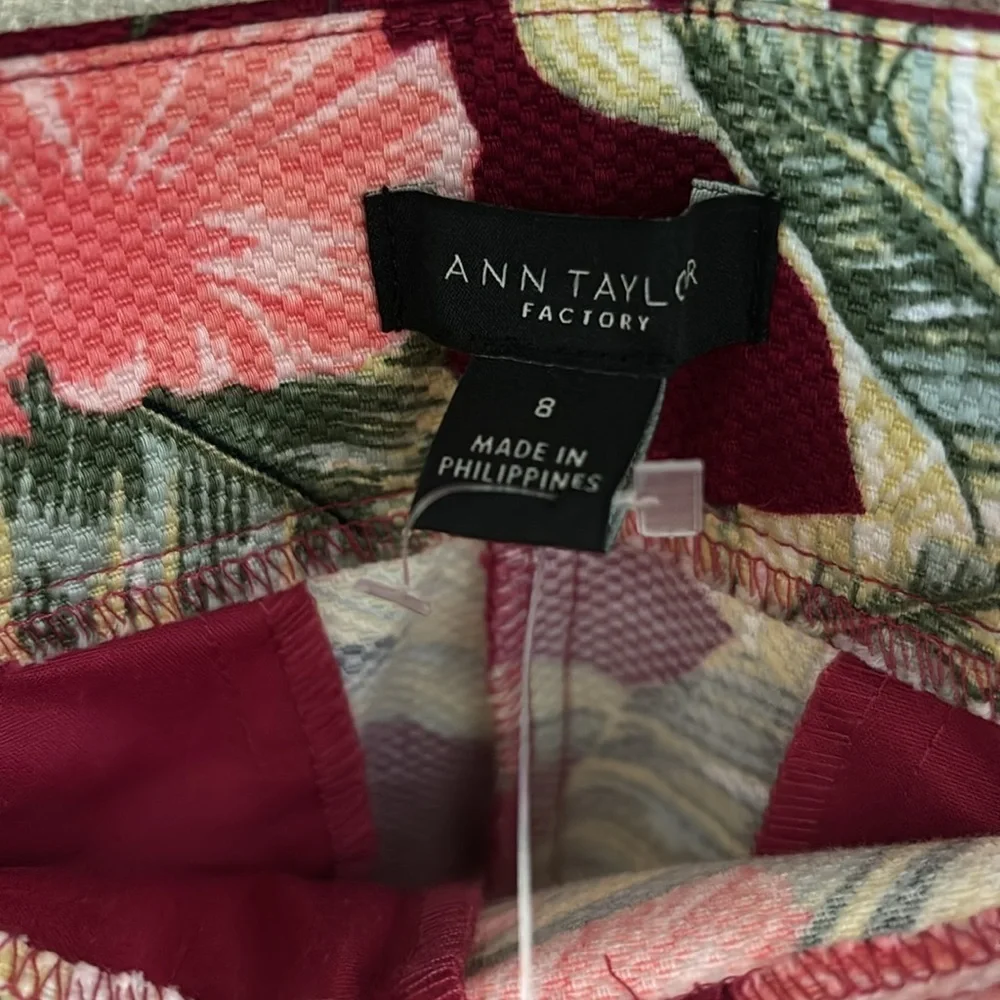 Women’s Ann Taylor, The Sailor Short, Red Tropical, Size 8‎
